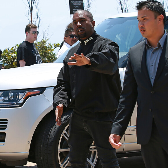 Kanye West s'embrouille avec les photographes à la sortie du restaurant Nobu où il déjeunait en famille à Malibu. Kim Kardashian porte dans ses bras leur fille North qui éclate en sanglots à la vue de la dispute entre son père et les photographes. John Legend et sa femme Chrissy Teigen sortent aussi du restaurant avec leur fille Luna. Le 29 mai 2016