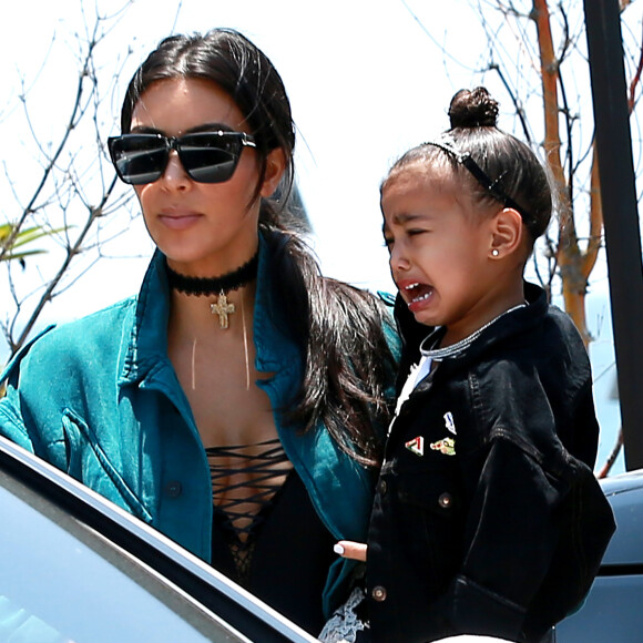 Kanye West s'embrouille avec les photographes à la sortie du restaurant Nobu où il déjeunait en famille à Malibu. Kim Kardashian porte dans ses bras leur fille North qui éclate en sanglots à la vue de la dispute entre son père et les photographes. John Legend et sa femme Chrissy Teigen sortent aussi du restaurant avec leur fille Luna. Le 29 mai 2016