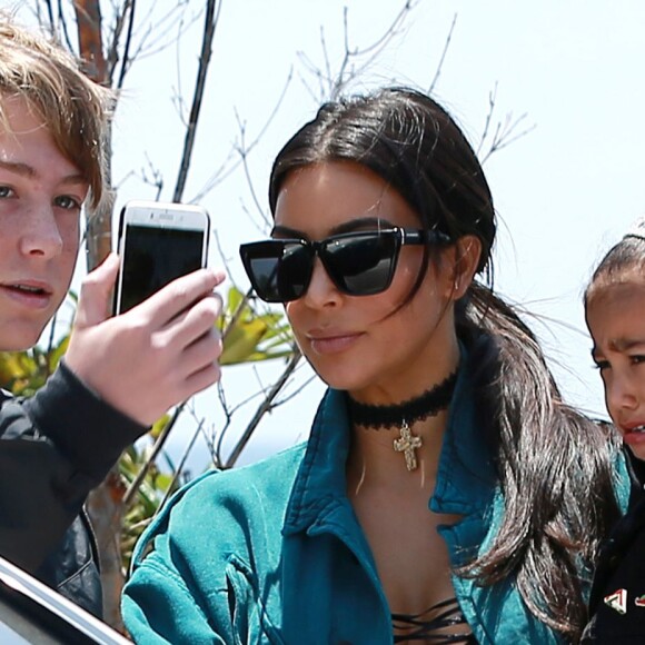 Kanye West s'embrouille avec les photographes à la sortie du restaurant Nobu où il déjeunait en famille à Malibu. Kim Kardashian porte dans ses bras leur fille North qui éclate en sanglots à la vue de la dispute entre son père et les photographes. John Legend et sa femme Chrissy Teigen sortent aussi du restaurant avec leur fille Luna. Le 29 mai 2016