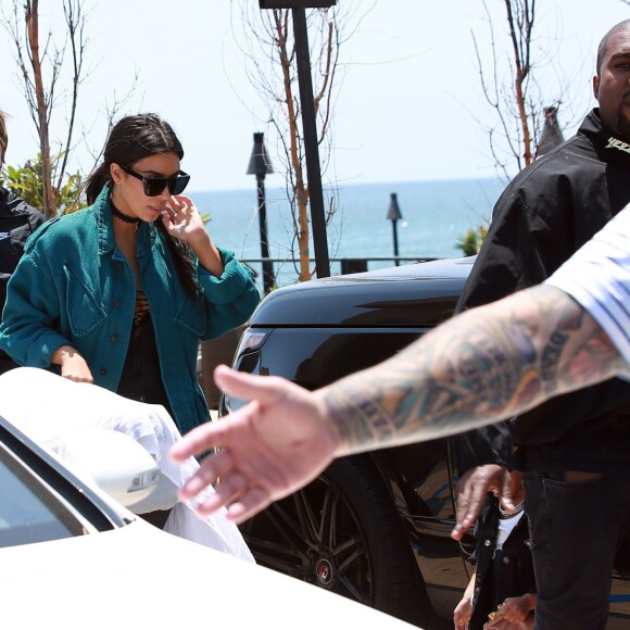 Kanye West s'embrouille avec les photographes à la sortie du restaurant Nobu où il déjeunait en famille à Malibu. Kim Kardashian porte dans ses bras leur fille North qui éclate en sanglots à la vue de la dispute entre son père et les photographes. John Legend et sa femme Chrissy Teigen sortent aussi du restaurant avec leur fille Luna. Le 29 mai 2016