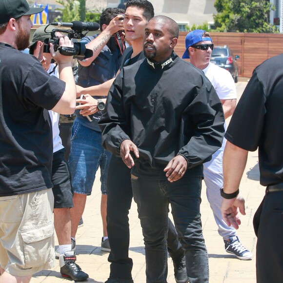 Kanye West s'embrouille avec les photographes à la sortie du restaurant Nobu où il déjeunait en famille à Malibu. Kim Kardashian porte dans ses bras leur fille North qui éclate en sanglots à la vue de la dispute entre son père et les photographes. John Legend et sa femme Chrissy Teigen sortent aussi du restaurant avec leur fille Luna. Le 29 mai 2016
