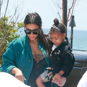 Kanye West s'embrouille avec les photographes à la sortie du restaurant Nobu où il déjeunait en famille à Malibu. Kim Kardashian porte dans ses bras leur fille North qui éclate en sanglots à la vue de la dispute entre son père et les photographes. John Legend et sa femme Chrissy Teigen sortent aussi du restaurant avec leur fille Luna. Le 29 mai 2016