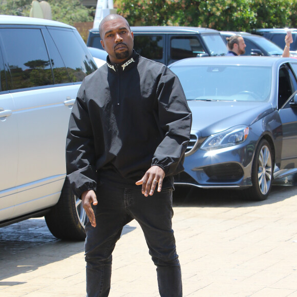 Kanye West s'embrouille avec les photographes à la sortie du restaurant Nobu où il déjeunait en famille à Malibu. Kim Kardashian porte dans ses bras leur fille North qui éclate en sanglots à la vue de la dispute entre son père et les photographes. John Legend et sa femme Chrissy Teigen sortent aussi du restaurant avec leur fille Luna. Le 29 mai 2016