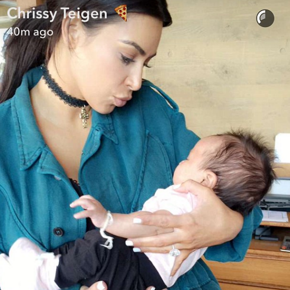 Kim Kardashian fait la connaissance de Luna, le bébé de Chrissy Teigen et John Legend lors d'un brunch au restaurant Nobu à Malibu. Photo publiée sur Snapchat, le 29 mai 2016.