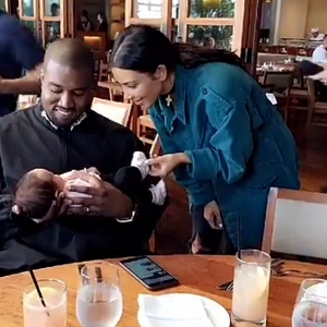 Kim Kardashian et son mari Kanye West font la connaissance de Luna, le bébé de Chrissy Teigen et John Legend lors d'un brunch au restaurant Nobu à Malibu. Photo publiée sur Snapchat, le 29 mai 2016.