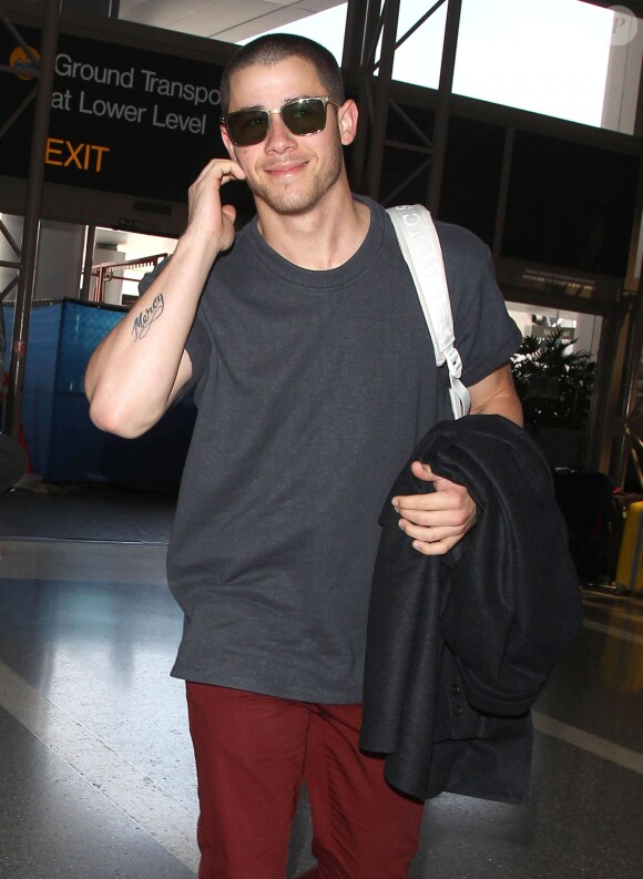 Nick Jonas arrive à l'aéroport LAX de Los Angeles pour prendre un avion. Le 10 mai 2016