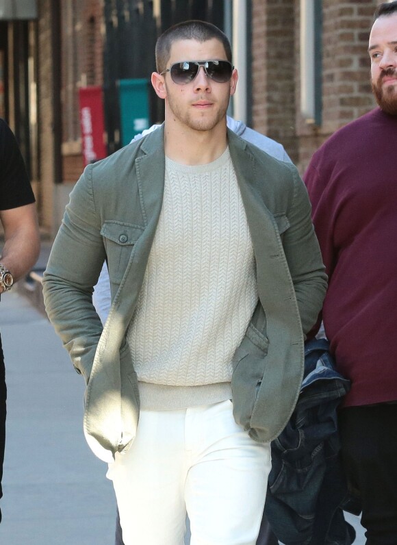 Exclusif - Nick Jonas se promène dans les rues de New York, le 17 avril 2016
