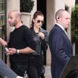 Bella Hadid sort de l'hôtel George V à Paris et se rend chez Dior le 27 mai 2016