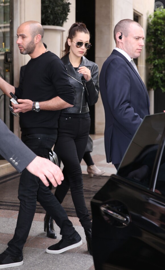 Bella Hadid sort de l'hôtel George V à Paris et se rend chez Dior le 27 mai 2016
