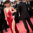 Bella Hadid lors de la Montée des marches du film "La fille inconnue" lors du 69ème Festival International du Film de Cannes. Le 18 mai 2016. © Borde-Jacovides-Moreau/Bestimage