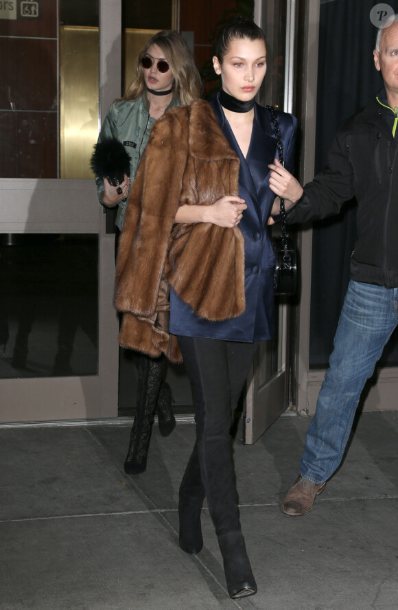 Bella Hadid, Gigi Hadid arrivent arrivent au défilé de mode ‘Yeezy' de Kanye West à New York, le 11 février 2016