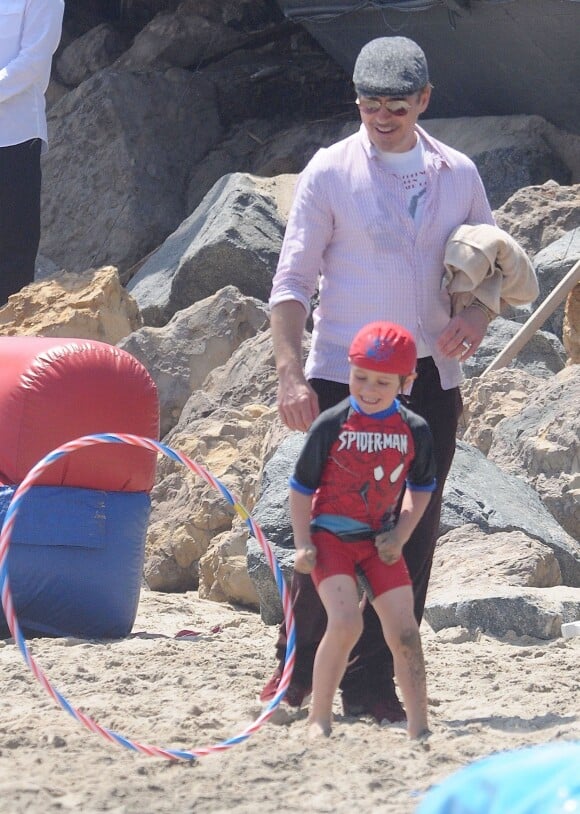 Robert Downey Jr. et son fils Exton Downey s'éclatent ensemble à la fête annuelle Memorial Day au domicile de Joel Silver sur la plage de Malibu, le 30 mai 2016