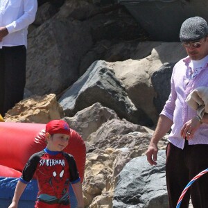Robert Downey Jr. et son fils Exton Downey à la fête annuelle Memorial Day au domicile de Joel Silver sur la plage de Malibu, le 30 mai 2016