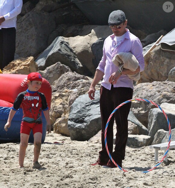 Robert Downey Jr. et son fils Exton Downey à la fête annuelle Memorial Day au domicile de Joel Silver sur la plage de Malibu, le 30 mai 2016
