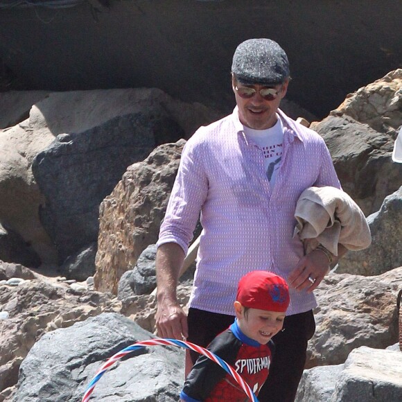 Robert Downey Jr. et son fils Exton Downey à la fête annuelle Memorial Day au domicile de Joel Silver sur la plage de Malibu, le 30 mai 2016