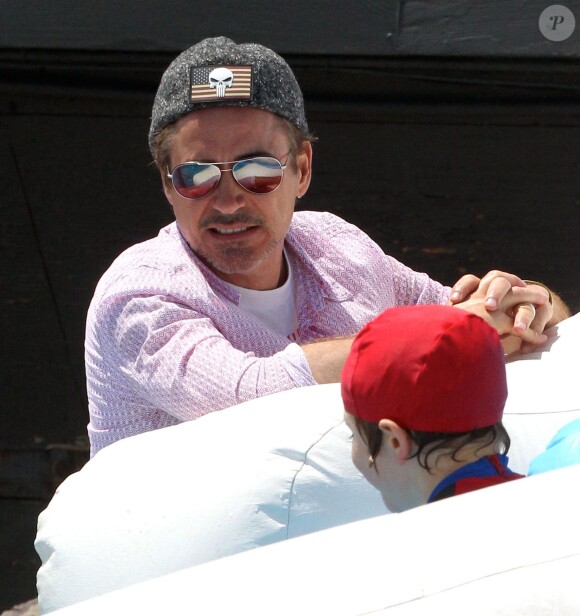 Robert Downey Jr. et son fils Exton Downey à la fête annuelle Memorial Day au domicile de Joel Silver sur la plage de Malibu, le 30 mai 2016