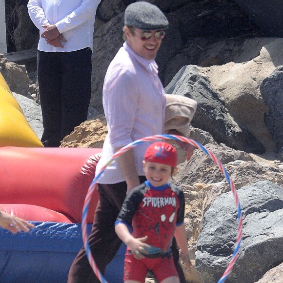 Robert Downey Jr. et son fils Exton Downey prennent part à la fête annuelle Memorial Day au domicile de Joel Silver sur la plage de Malibu, le 30 mai 2016