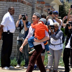 Robert Downey Jr. et son fils Exton Downey à la fête annuelle Memorial Day au domicile de Joel Silver sur la plage de Malibu, le 30 mai 2016