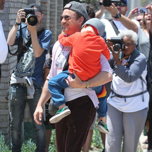 Robert Downey Jr. et son fils Exton au Memorial Day au domicile de Joel Silver sur la plage de Malibu, le 30 mai 2016