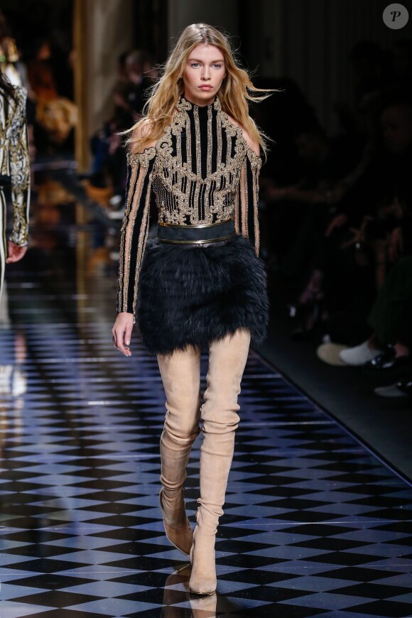 Stella Maxwell - Défilé de mode Balmain collection prêt-à-porter Automne Hiver 2016/2017 lors de la fashion week à Paris, le 3 mars 2016.