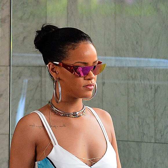 Rihanna à la sortie de chez son dentiste à New York, le 31 mai 2016 Rihanna was seen leaving a dentists office in New York City, New York on May 31, 2016. She wore a white dress with a colorful flowers all over it and a yellow handbag to complement it31/05/2016 - New York