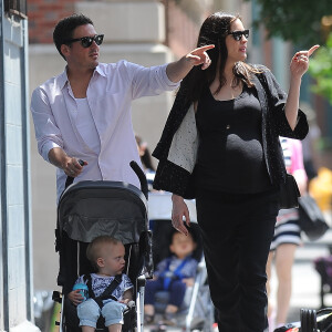 Liv Tyler et Dave Gardner lors d'une promenade à New York avec leur fils Sailor le 30 mai 2016