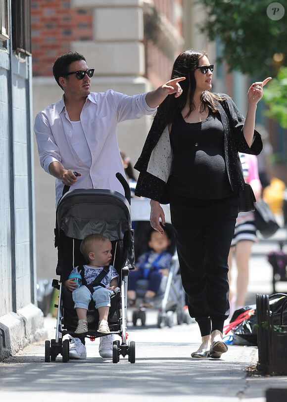 Liv Tyler et Dave Gardner lors d'une promenade à New York avec leur fils Sailor le 30 mai 2016