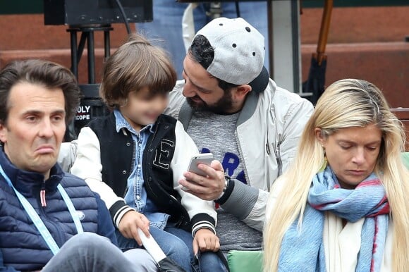 L'animateur Cyril Hanouna et son fils Lino - People dans les tribunes des internationaux de France de Roland Garros à Paris le 4 juin 2016. © Moreau - Jacovides / Bestimage