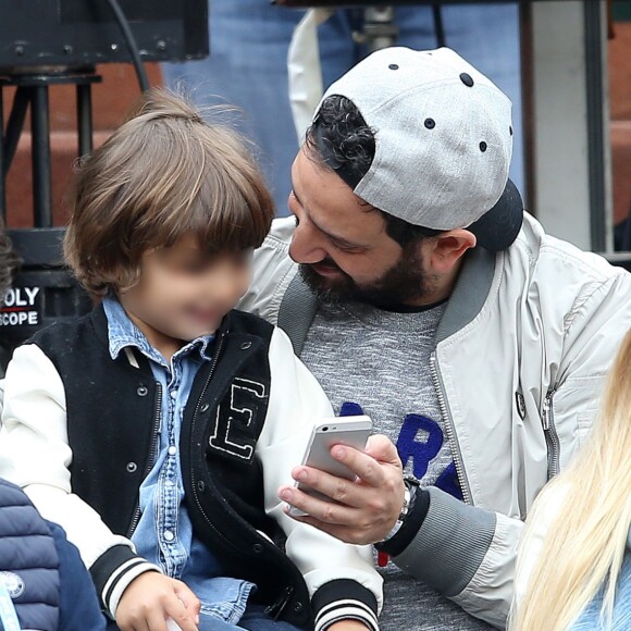L'animateur Cyril Hanouna et son fils Lino - People dans les tribunes des internationaux de France de Roland Garros à Paris le 4 juin 2016. © Moreau - Jacovides / Bestimage
