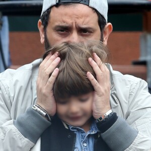 Cyril Hanouna et son fils Lino - People dans les tribunes des internationaux de France de Roland Garros à Paris le 4 juin 2016. © Moreau - Jacovides / Bestimage