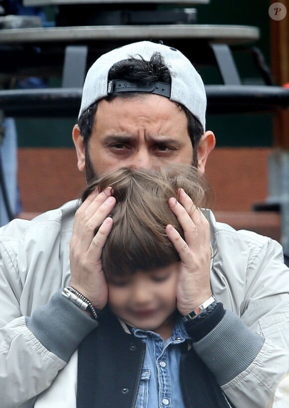 Cyril Hanouna et son fils Lino - People dans les tribunes des internationaux de France de Roland Garros à Paris le 4 juin 2016. © Moreau - Jacovides / Bestimage