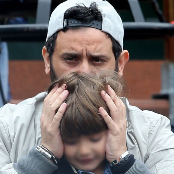 Cyril Hanouna et son fils Lino, moment de tendresse entre père et fils - People dans les tribunes des internationaux de France de Roland Garros à Paris le 4 juin 2016. © Moreau - Jacovides / Bestimage