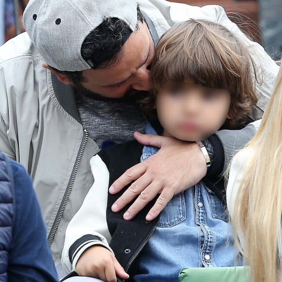 Cyril Hanouna et son fils Lino - People dans les tribunes des internationaux de France de Roland Garros à Paris le 4 juin 2016. © Moreau - Jacovides / Bestimage