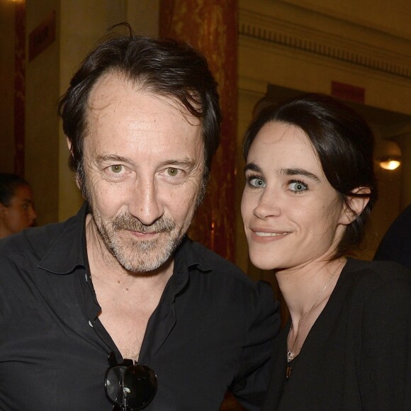 Semi-exclusif - Jean-Hugues Anglade et sa compagne Charlotte Leloup au Théâtre du Châtelet à Paris le 6 juin 2016, à l'occasion du dernier concert de la tournée de Patrick Bruel hommage à Barbara, avec l'album Très souvent, je pense à vous. © Coadic Guirec / Bestimage