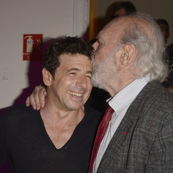 Semi-exclusif - Jean-Pierre Marielle félicite affectueusement Patrick Bruel au Théâtre du Châtelet à Paris le 6 juin 2016, à l'occasion du dernier concert de la tournée de Patrick Bruel hommage à Barbara, avec l'album Très souvent, je pense à vous. © Coadic Guirec / Bestimage