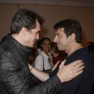 Semi-exclusif - Raphaël Enthoven félicite Patrick Bruel au Théâtre du Châtelet à Paris le 6 juin 2016, à l'occasion du dernier concert de la tournée de Patrick Bruel hommage à Barbara, avec l'album Très souvent, je pense à vous. © Coadic Guirec / Bestimage