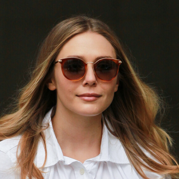 Elizabeth Olsen arrive aux studios de la BBC Radio One à Londres, le 25 avril 2016, où elle vient pour le promotion de son nouveau film "Captain America".