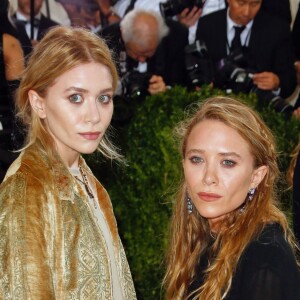 Les jumelles Mary-Kate et Ashley Olsen - Soirée Costume Institute Benefit Gala 2016 (Met Ball) sur le thème de "Manus x Machina" au Metropolitan Museum of Art à New York, le 2 mai 2016.