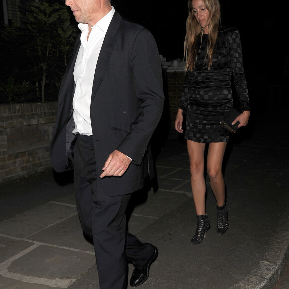 Hugh Grant et sa compagne Anna Elisabet Eberstein lors d'une soirée organisée chez Jimmy Carr à Londres, le 6 juin 2016.