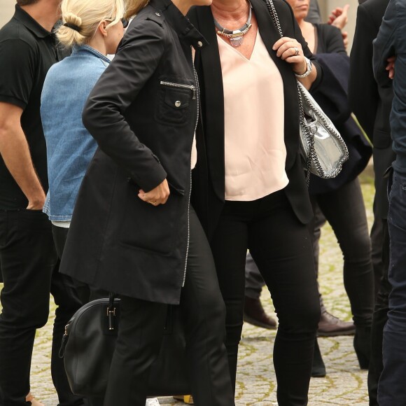 Anne-Sophie Lapix et Marina Carrère d'Encausse - Obsèques d'Emmanuel Maubert au cimetière du Père-Lachaise à Paris le 8 juin 2016. © Agence/Bestimage