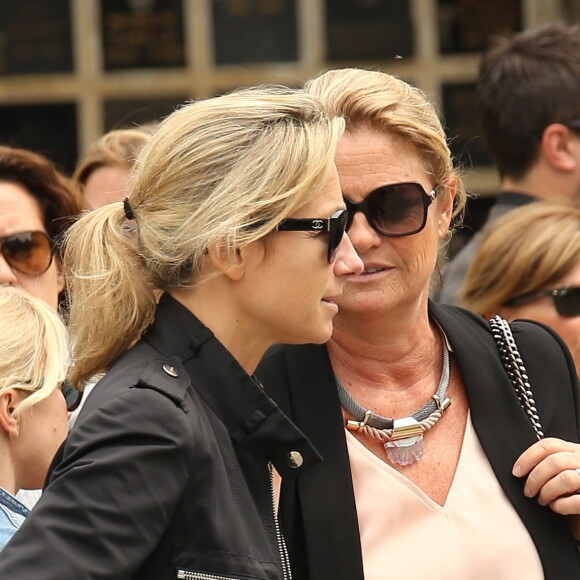 Anne-Sophie Lapix et Marina Carrère d'Encausse - Obsèques d'Emmanuel Maubert au cimetière du Père-Lachaise à Paris le 8 juin 2016. © Agence/Bestimage