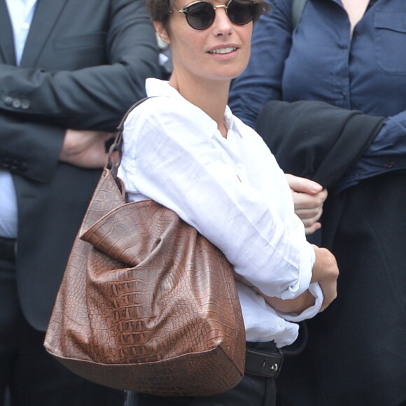 Alessandra Sublet - Obsèques d'Emmanuel Maubert au cimetière du Père-Lachaise à Paris le 8 juin 2016. © Agence/Bestimage