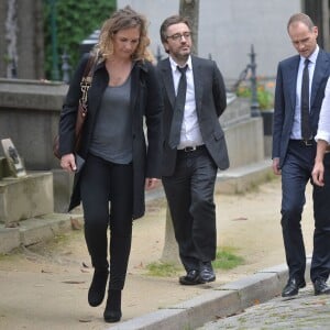 Guest, Fabien Namias et Alessandra Sublet - Obsèques d'Emmanuel Maubert au cimetière du Père-Lachaise à Paris le 8 juin 2016. © Agence/Bestimage