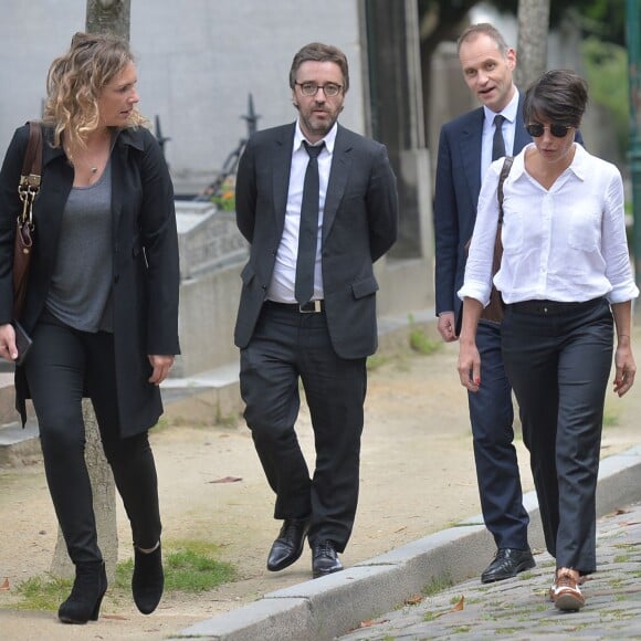 Guest, Fabien Namias et Alessandra Sublet - Obsèques d'Emmanuel Maubert au cimetière du Père-Lachaise à Paris le 8 juin 2016. © Agence/Bestimage