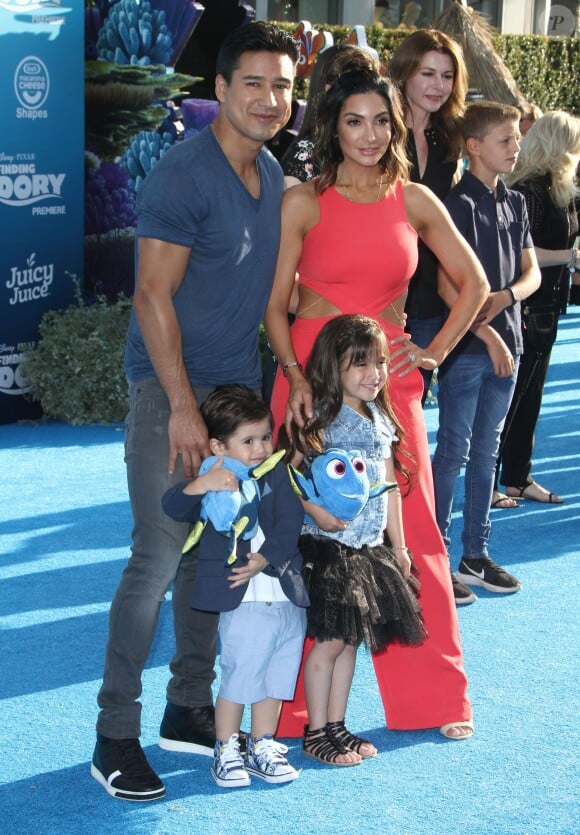 Mario Lopez avec sa femme Courtney Laine Mazza et leurs enfants Gia Francesca Lopez et Dominic Lopez - Avant-première de Le Monde de Dory au théâtre El Capitan à Hollywood, le 8 juin 2016