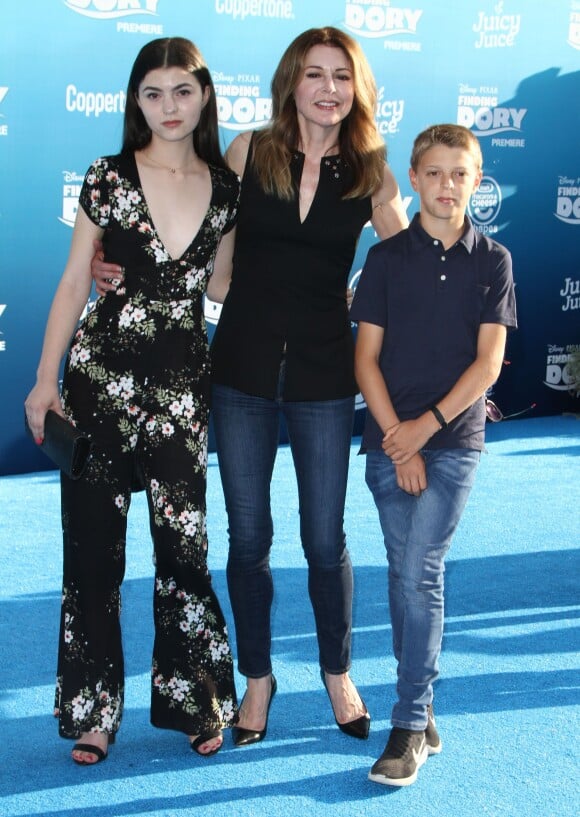 Jane Leeves et ses enfants Finn William Leeves Coben et Isabella Kathryn Coben - Avant-première de Le Monde de Dory au théâtre El Capitan à Hollywood, le 8 juin 2016