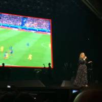 France - Roumanie : Quand Adele arrête son show pour diffuser le match !