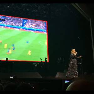 Adele diffuse le match de l'Euro, France - Roumanie, pendant son concert à Paris le 10 juin 2016