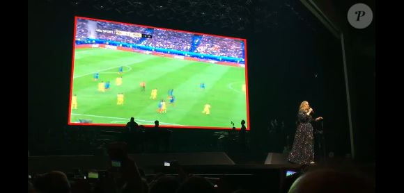 Adele diffuse le match de l'Euro, France - Roumanie, pendant son concert à Paris le 10 juin 2016
