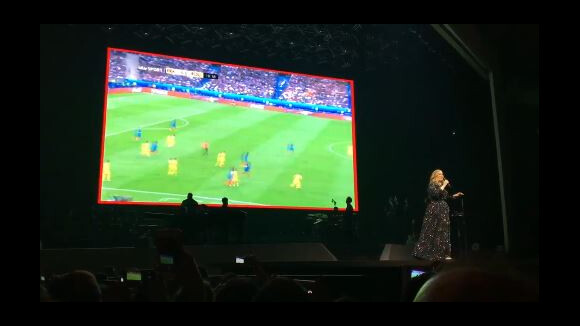 France - Roumanie : Quand Adele arrête son show pour diffuser le match !